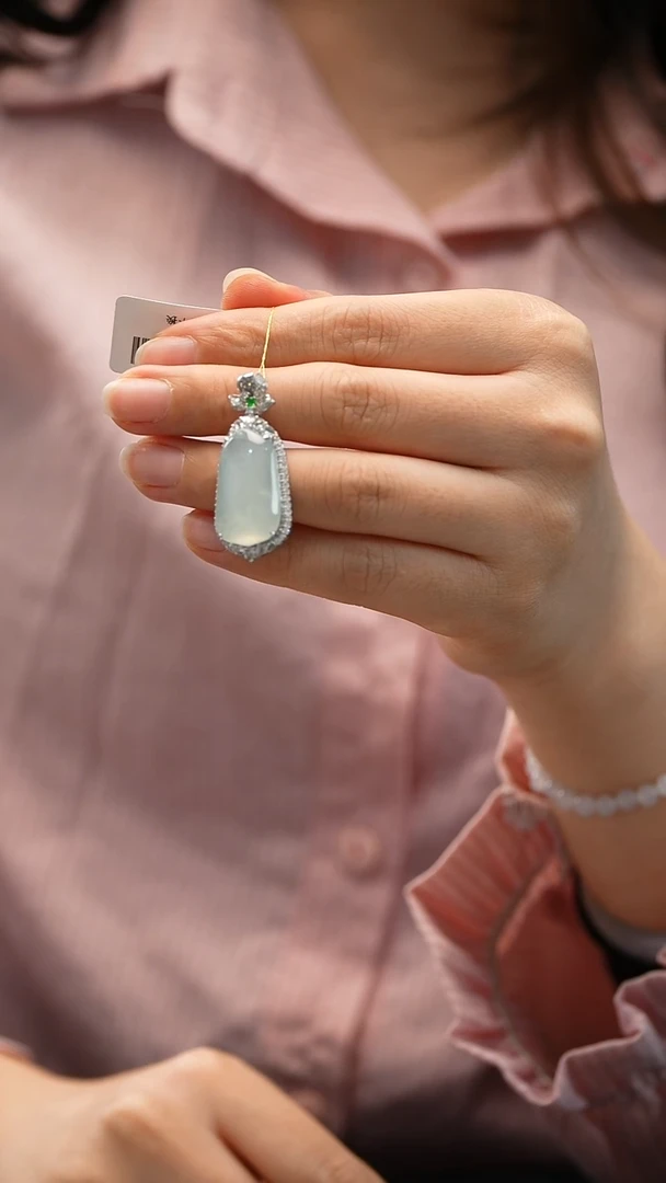 颈饰18K金镶嵌翡翠福瓜