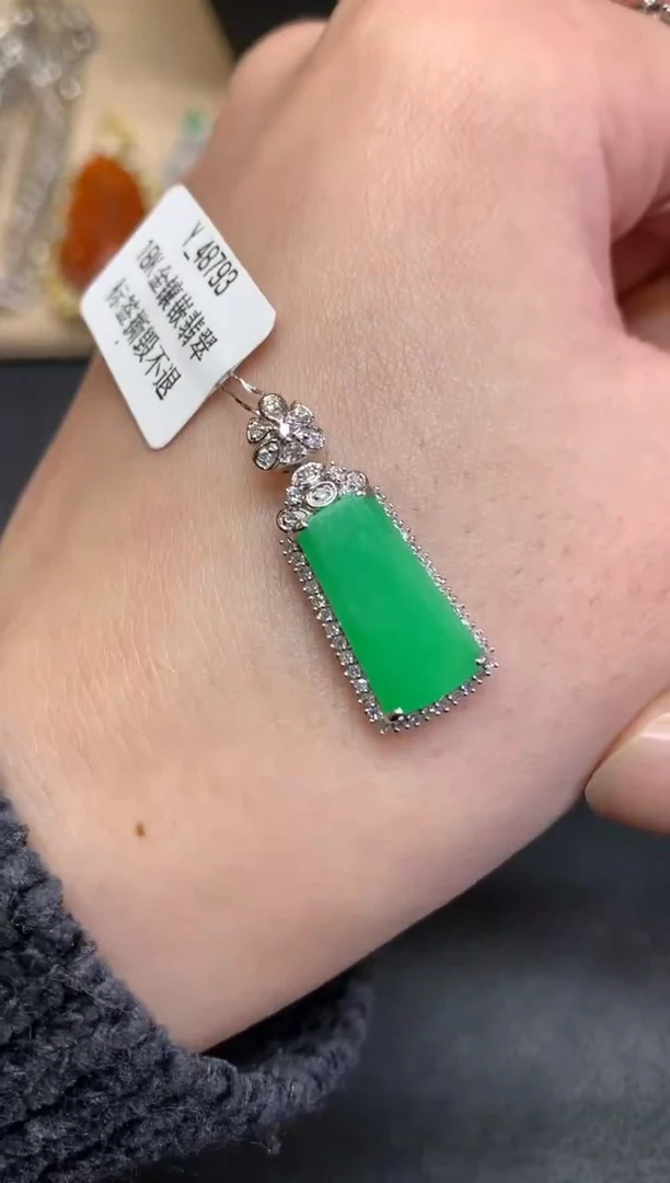 【闪购商品】翡翠颈饰18K金镶嵌无事牌【无服务费】