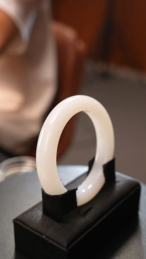 和田玉手镯未镶嵌润*白玉手镯57圈口74.5g