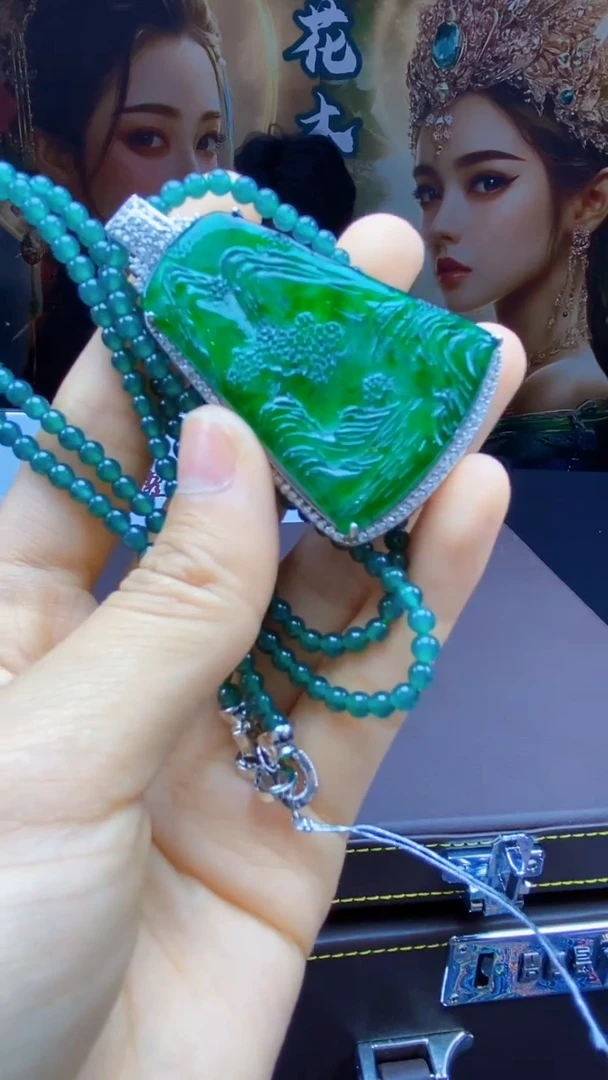 翡翠未镶嵌颈饰      *223