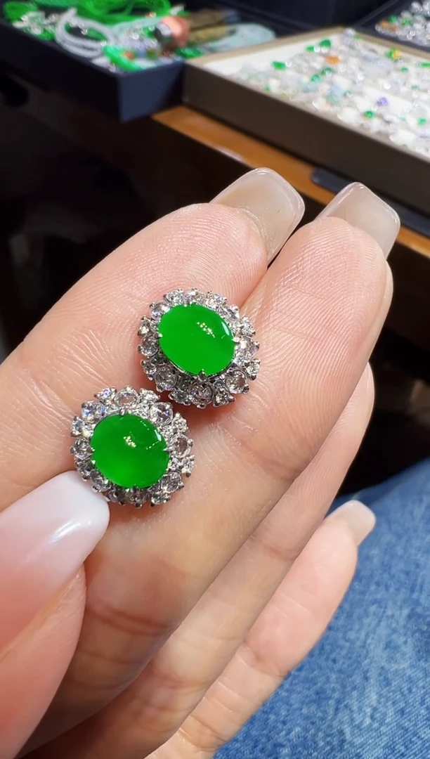 18K金镶嵌翡翠耳饰蛋面