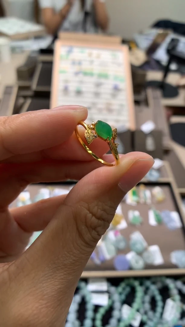 颈饰18K金镶嵌翡翠戒指