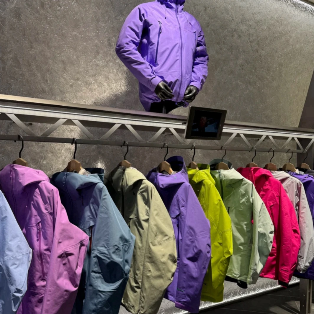 【色彩冲锋衣】男女全天候防风情侣户外运动爬山软壳夹克连帽D2833