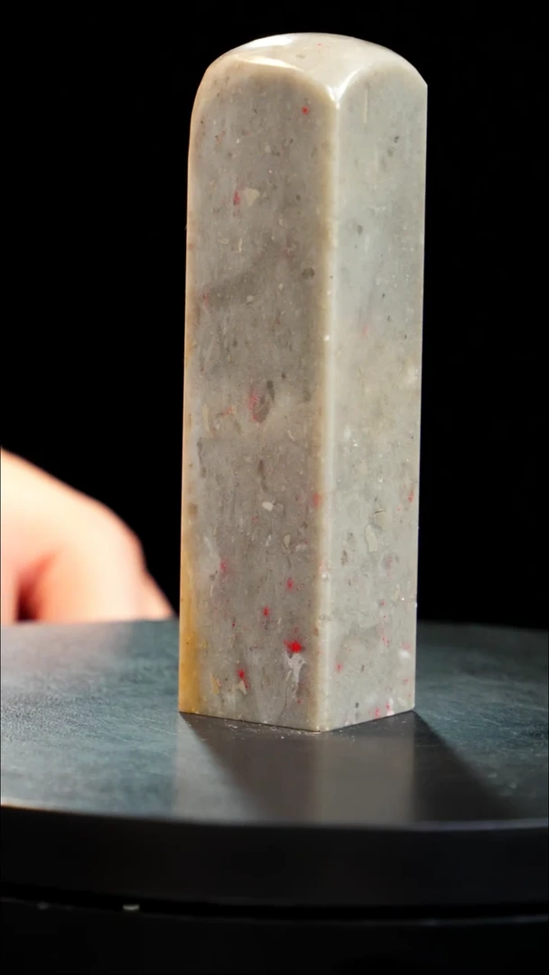 昌化石牛角鸡血石