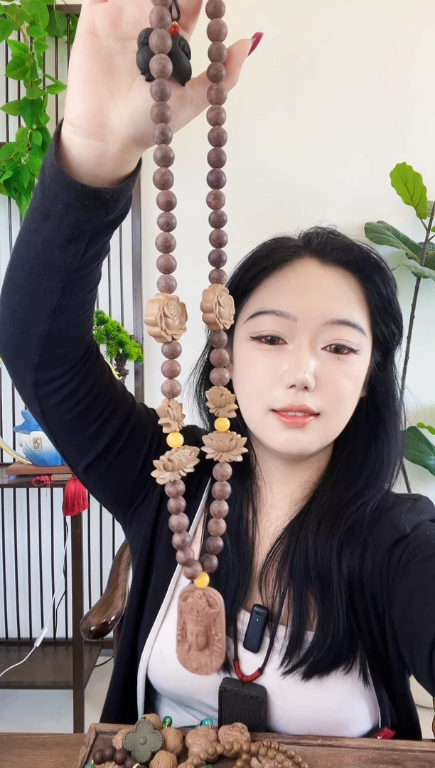 泥塑龙涎香方加参茸牌子的脖挂