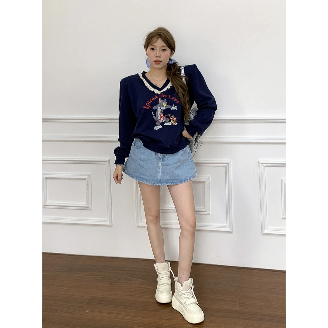 【卡通日记】泡菜减龄蕾丝拼接领卡通印花V领垫肩卫衣