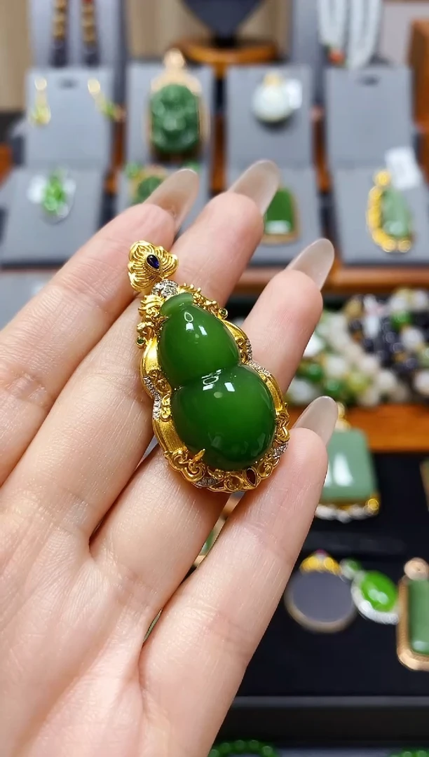 【闪购商品】和田玉碧玉葫芦吊坠18K金镶嵌*