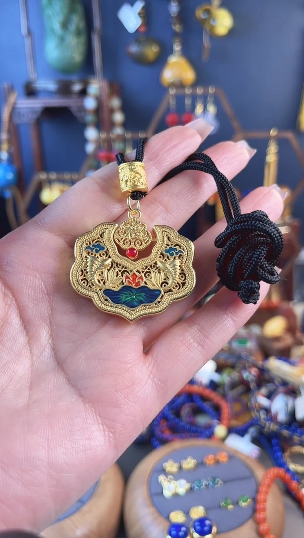 一**咪珐琅彩如意锁吊坠