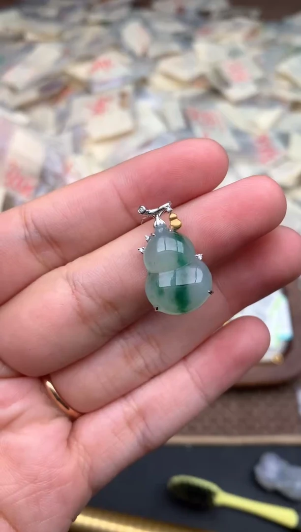 18K金镶嵌挂件翡翠一
