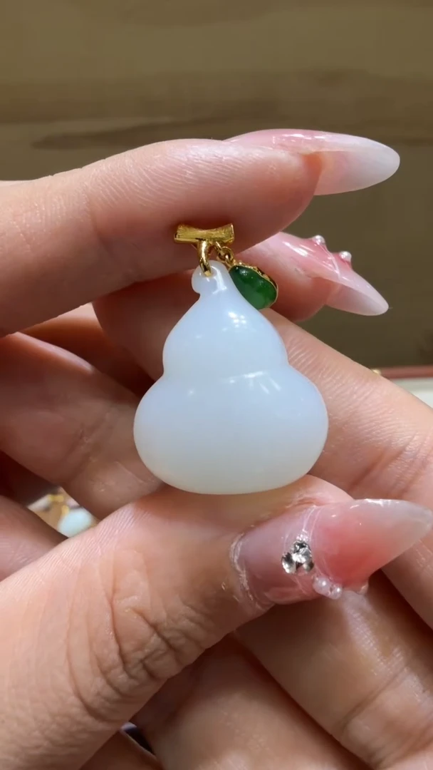颈饰18K金镶嵌和田玉挂件