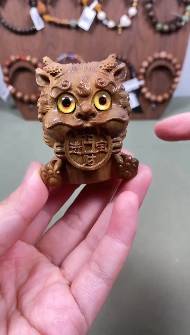 维腊木（绿檀）木头款闲*人阿根廷绿檀吞金兽手把件