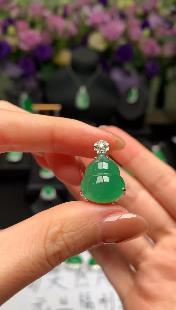 颈饰18K金镶嵌翡翠葫芦