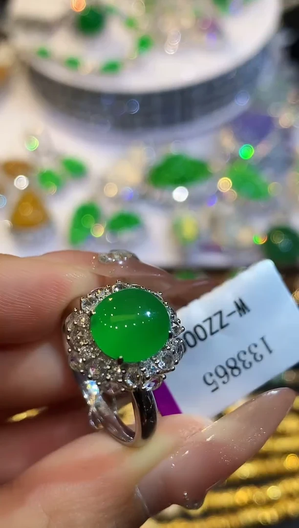 18K金镶嵌戒指翡翠多样性发其一