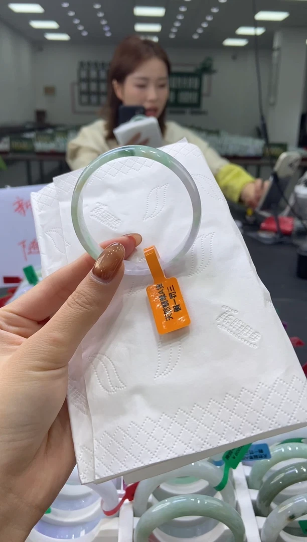 未镶嵌手镯翡翠和**尘00427