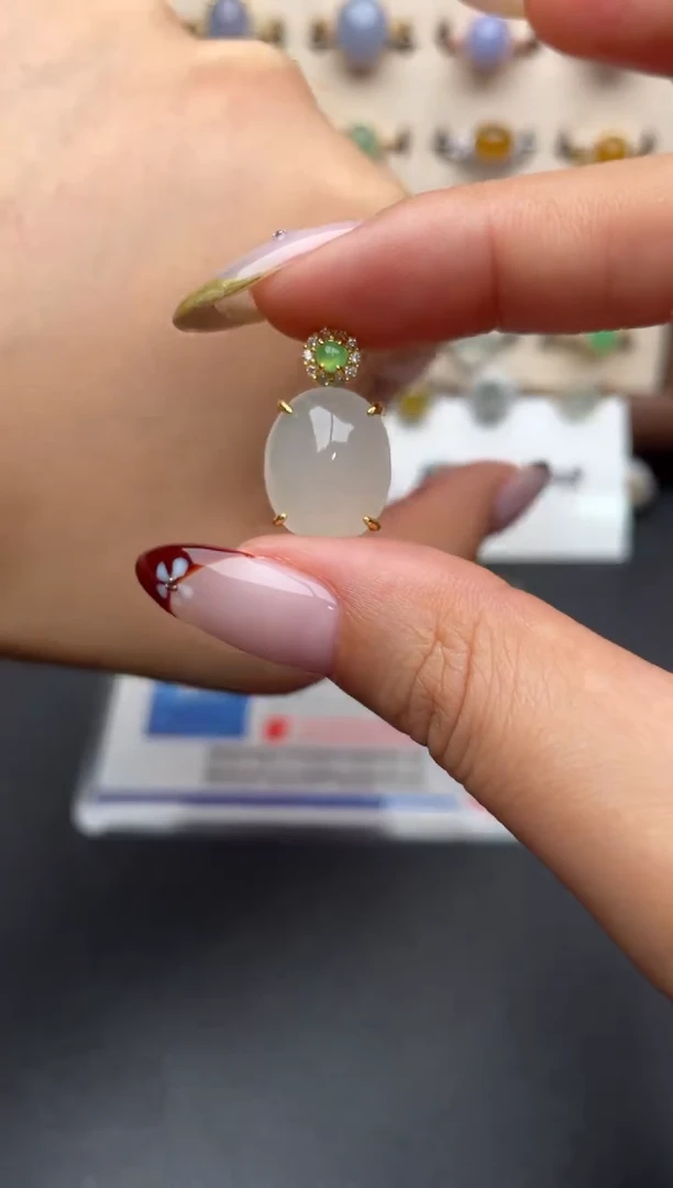 吊坠(不含链)未镶嵌翡翠一物一证一礼盒