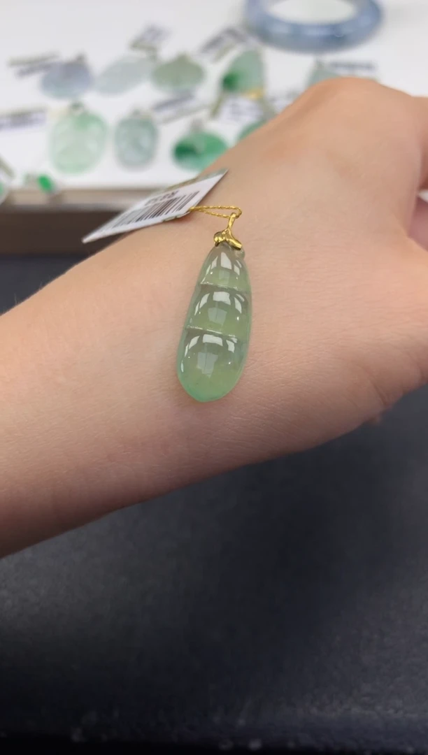 颈饰18K金镶嵌翡翠退货需手镯吊牌标签完好