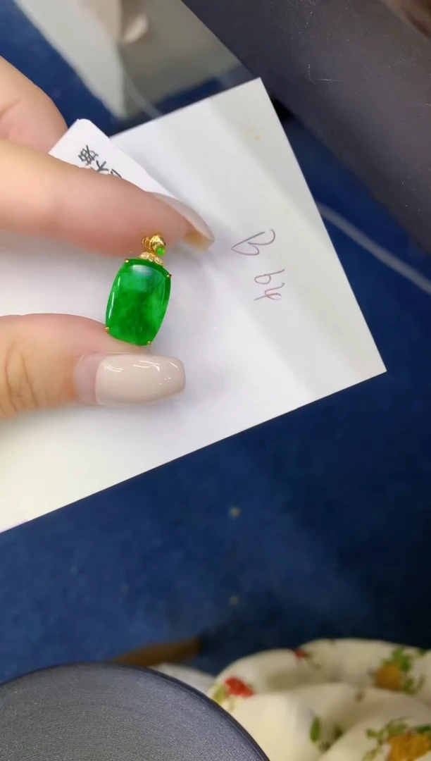 颈饰18K金镶嵌翡翠缅甸天然翡翠A货