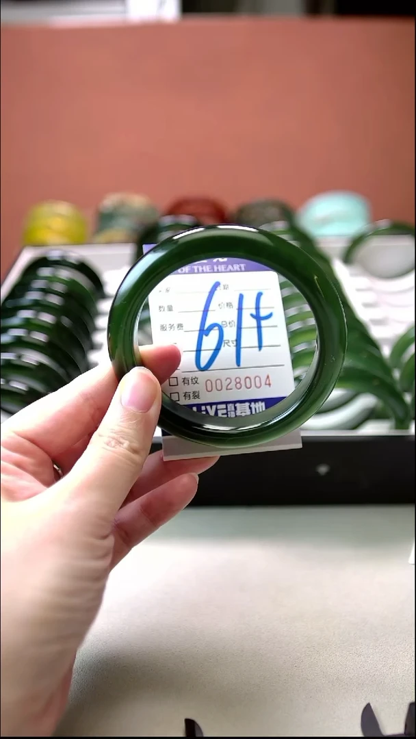 未镶嵌岫玉手镯1