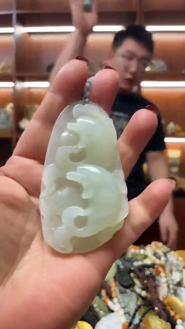 未镶嵌蛇纹石玉吊坠