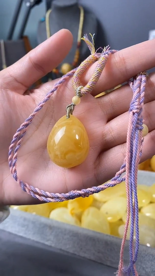 裸石琥珀未镶嵌水滴5.77克