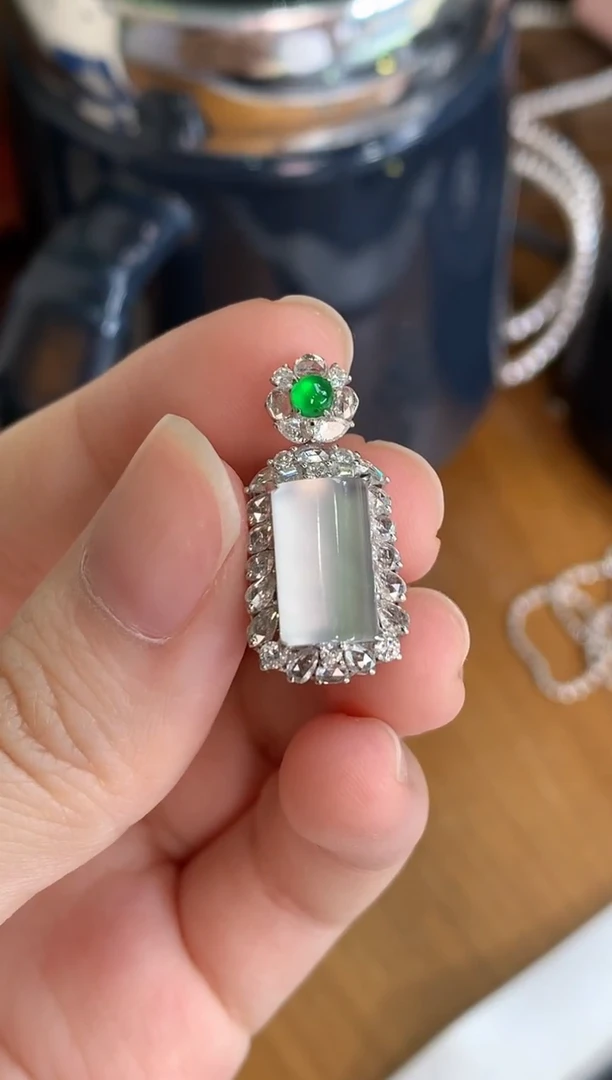 颈饰18K金镶嵌翡翠无事柱