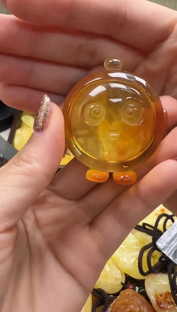 未镶嵌颈饰琥珀如图