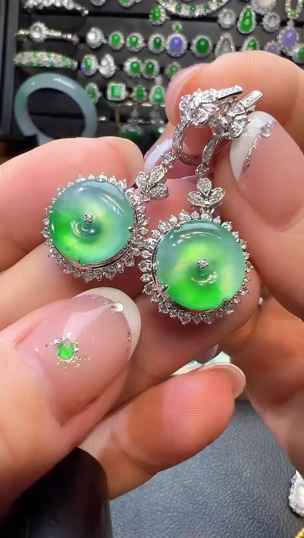 18K金镶嵌翡翠耳饰平安扣