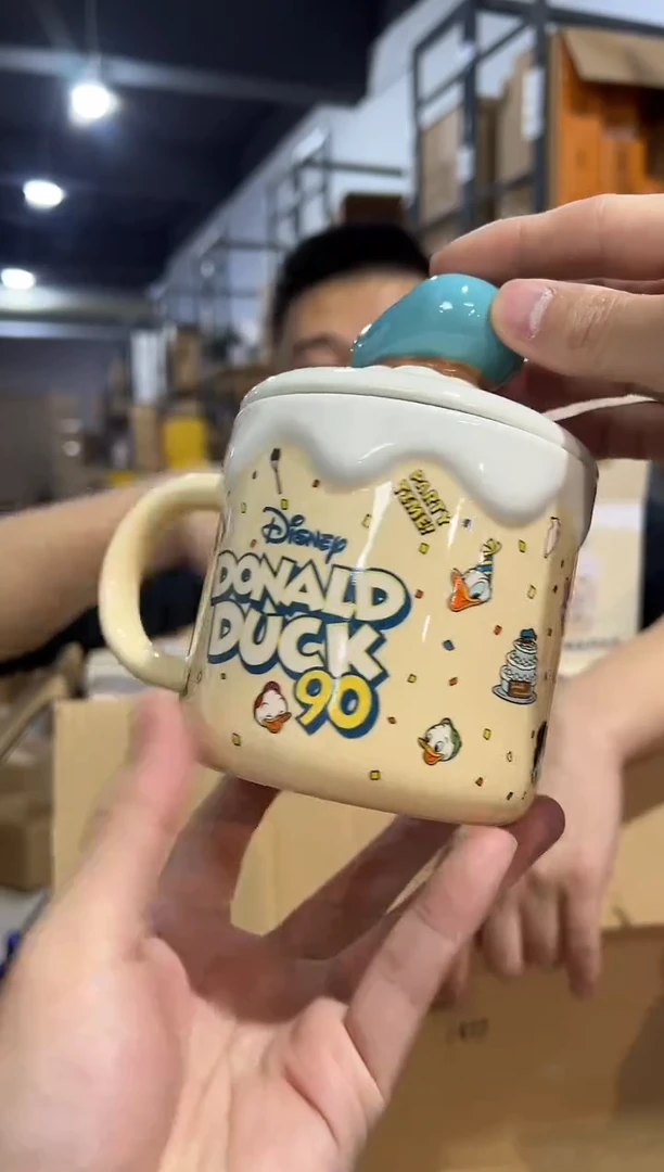 【闪购商品】杯原盒90周年唐老鸭带盖杯