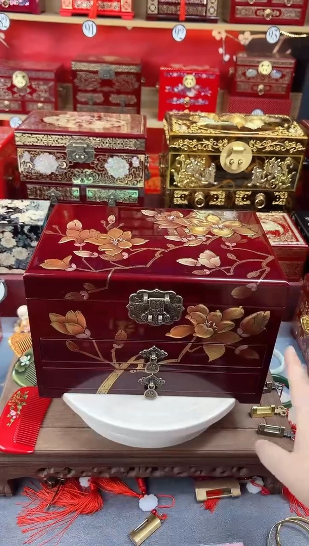 品*28厘米四层双抽传统堆鼓贴金彩绘玉兰图