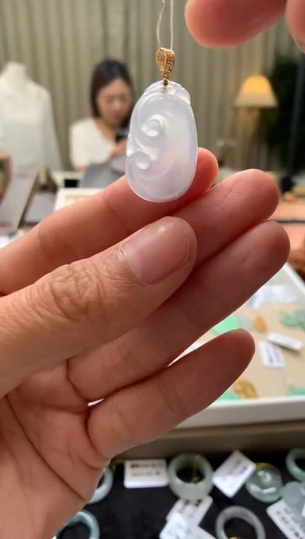 翡翠18K金镶嵌颈饰如意
