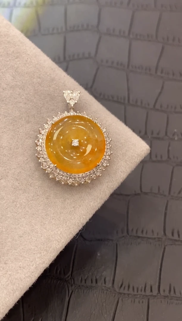 颈饰18K金镶嵌翡翠收到货48小时鉴赏期（超时不退不换）