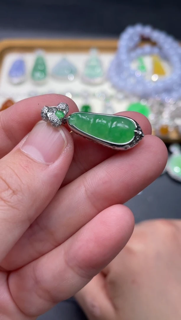 【闪购商品】翡翠颈饰18K金镶嵌68.........