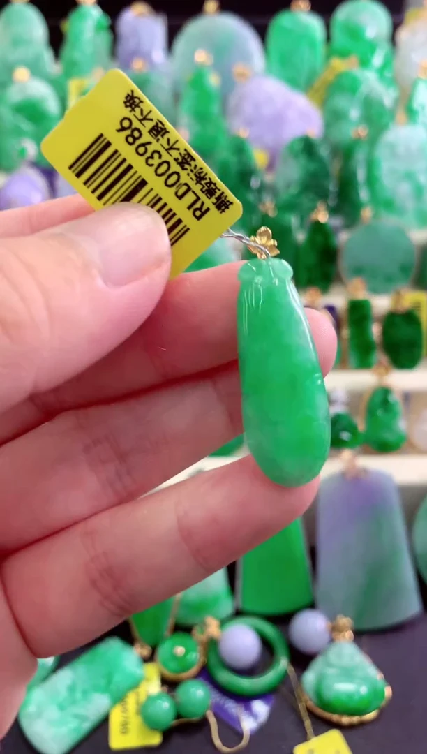 颈饰18K金镶嵌翡翠挂件