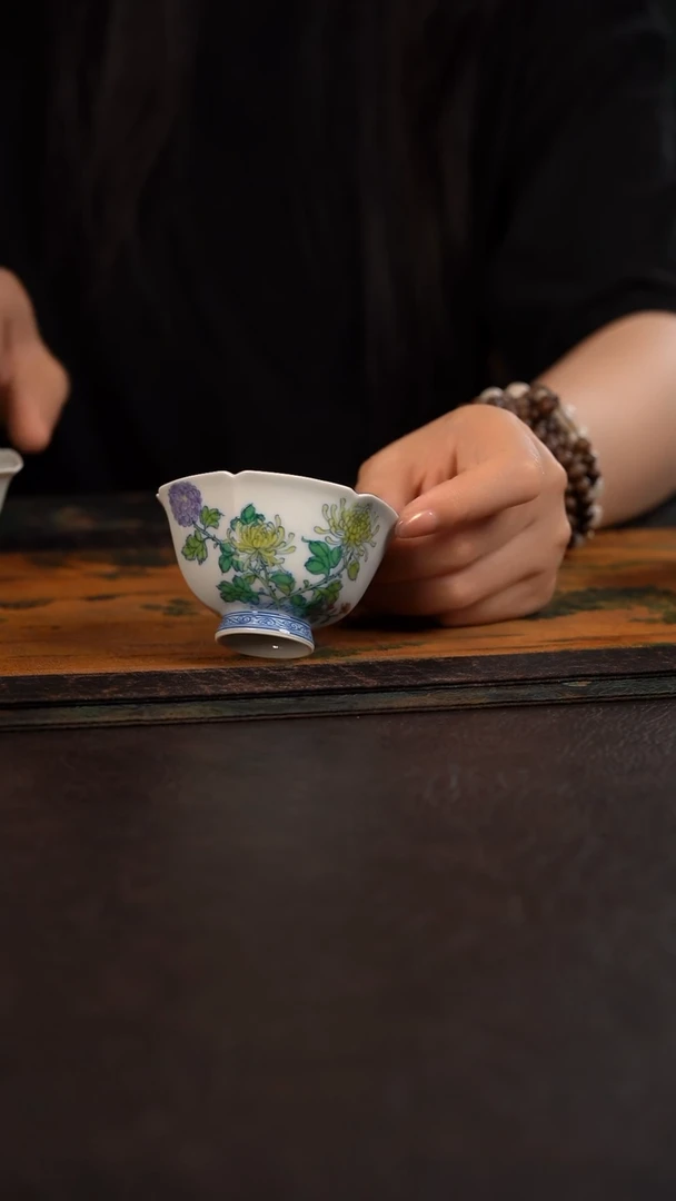 聚澜堂斗彩菊花六方高脚杯