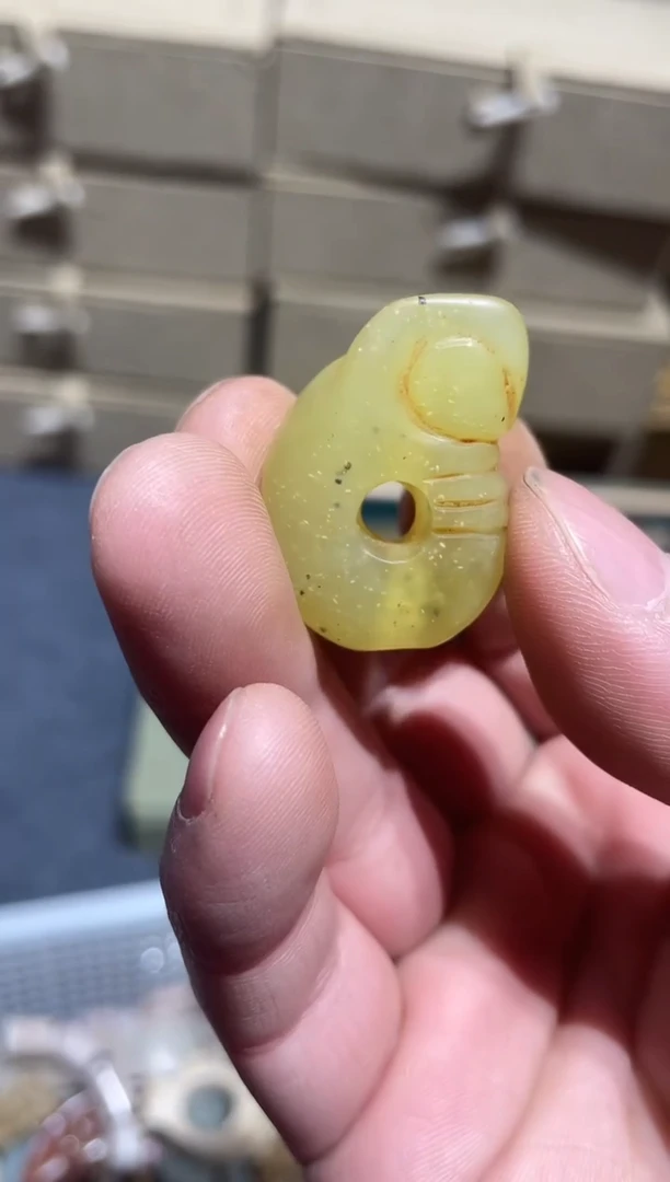 未镶嵌岫岩河磨玉（透闪石质玉）挂件1