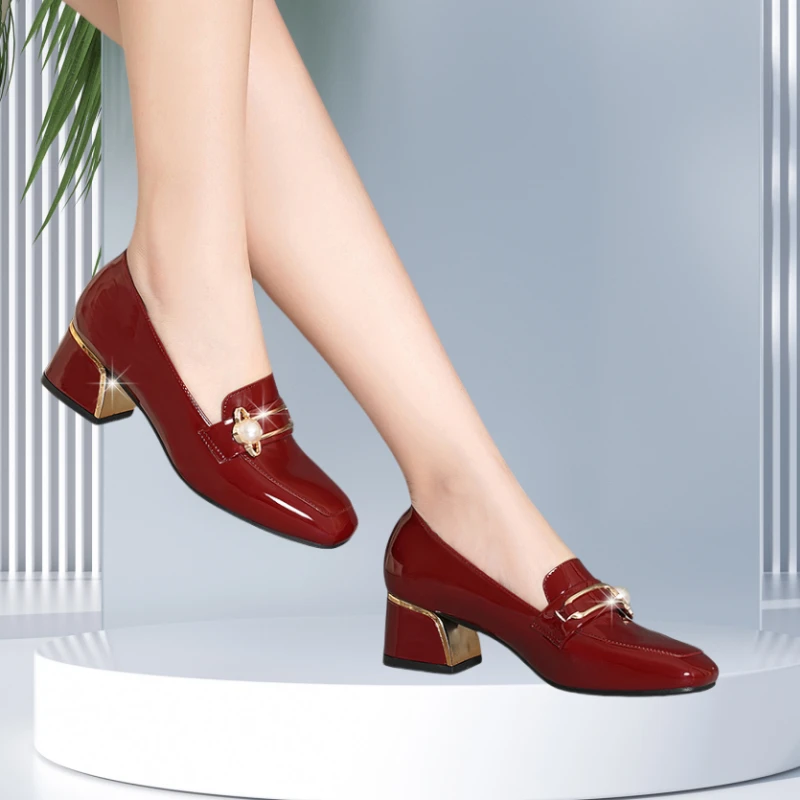 2025新款真皮粗跟中跟红色单鞋百搭浅口漆皮职业英伦风方头乐福鞋