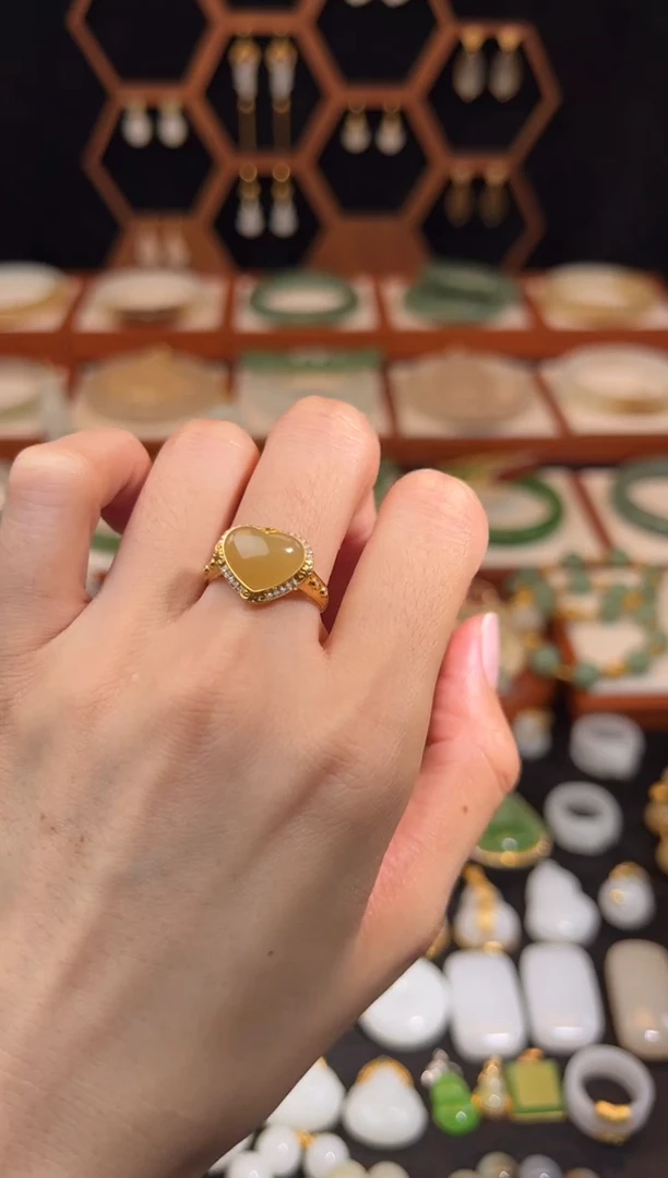 18K金镶嵌戒指和田玉福利