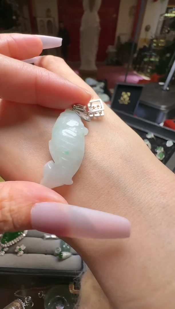 【闪购商品】翡翠吊坠(不含链)未镶嵌翡翠