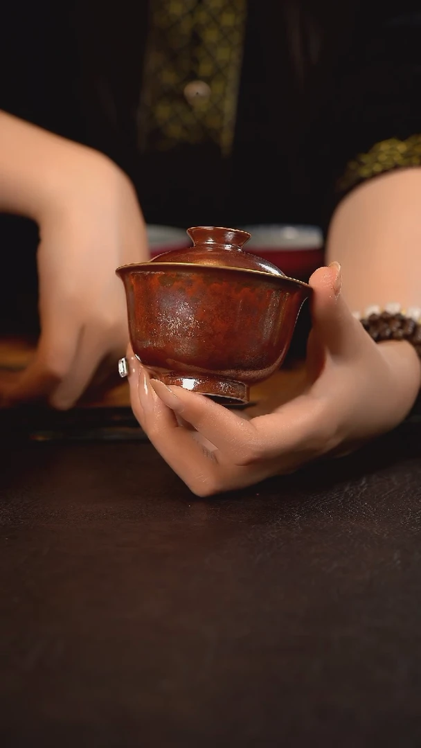 杯聚澜堂红金花釉盖碗