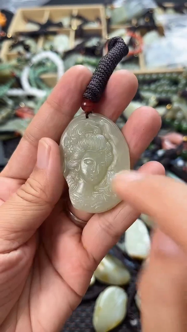 和田玉未镶嵌颈饰（多样性发一件）没有证书有瑕