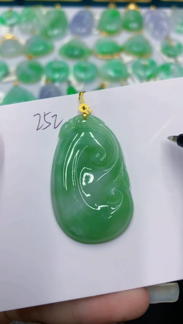颈饰18K金镶嵌翡翠 翡翠