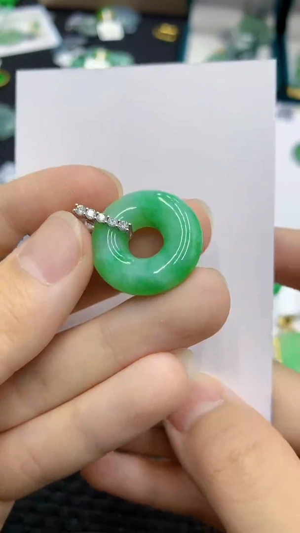 翡翠18K金镶嵌颈饰             1