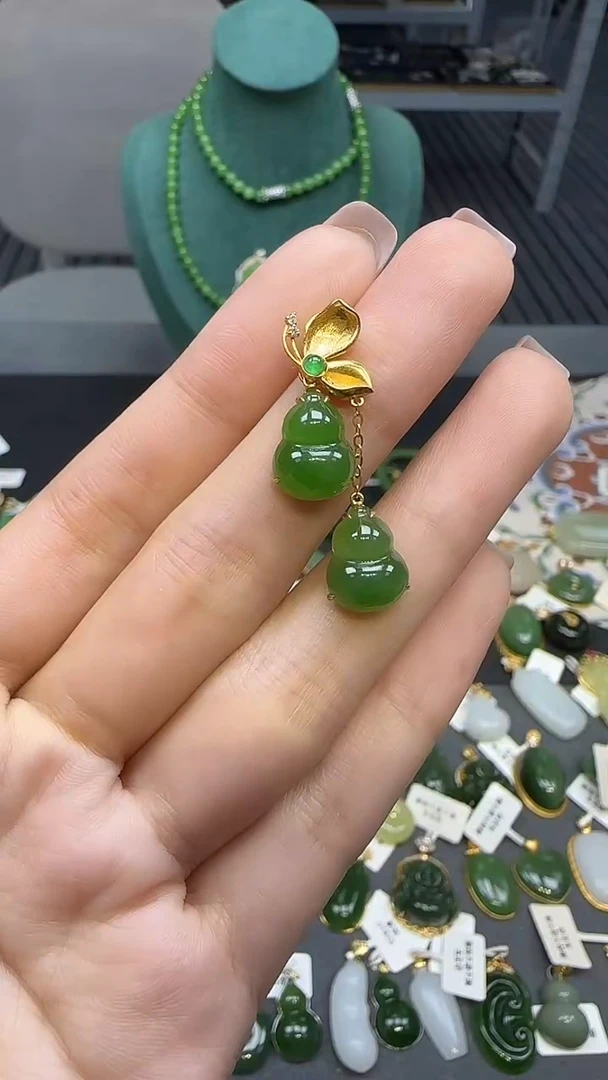 18K金镶嵌和田玉挂件1