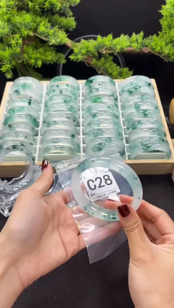 【闪购商品】石英岩玉手镯未镶嵌C28