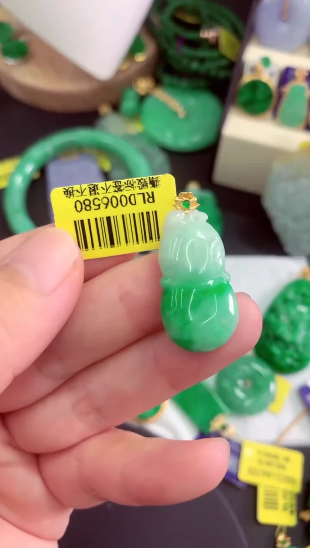 颈饰18K金镶嵌翡翠挂件