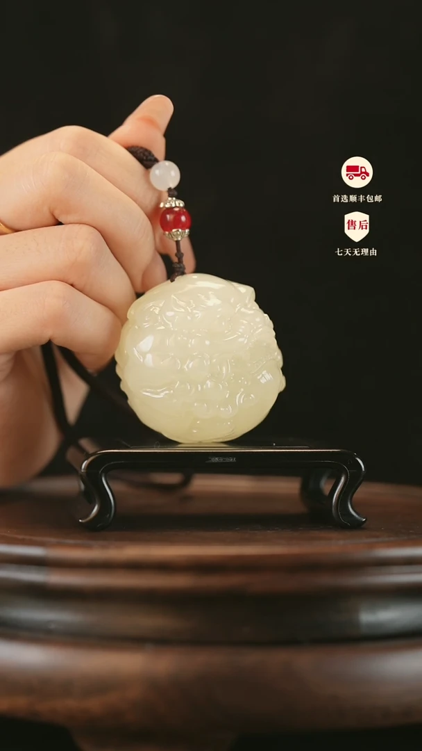 云南石竹叶青雕刻：醒狮貔貅