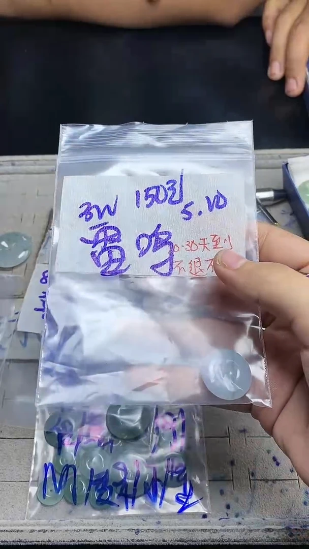 定制翡翠未镶嵌毛货需精细抛光，拍一发一