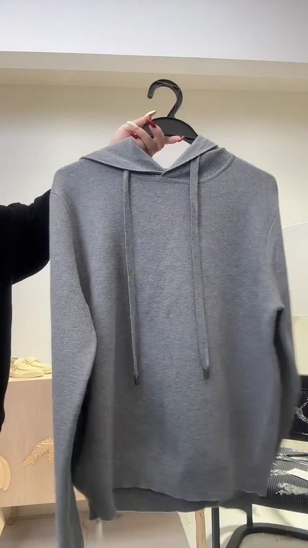 灰色连帽抽绳上衣
