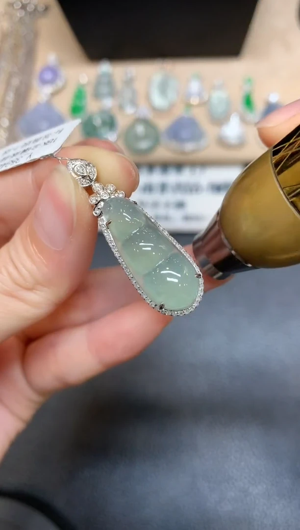 【闪购商品】翡翠颈饰18K金镶嵌福豆【无服务费