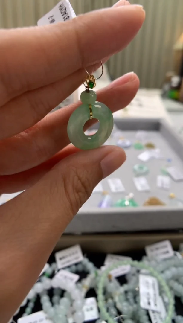 翡翠18K金镶嵌颈饰甜甜圈